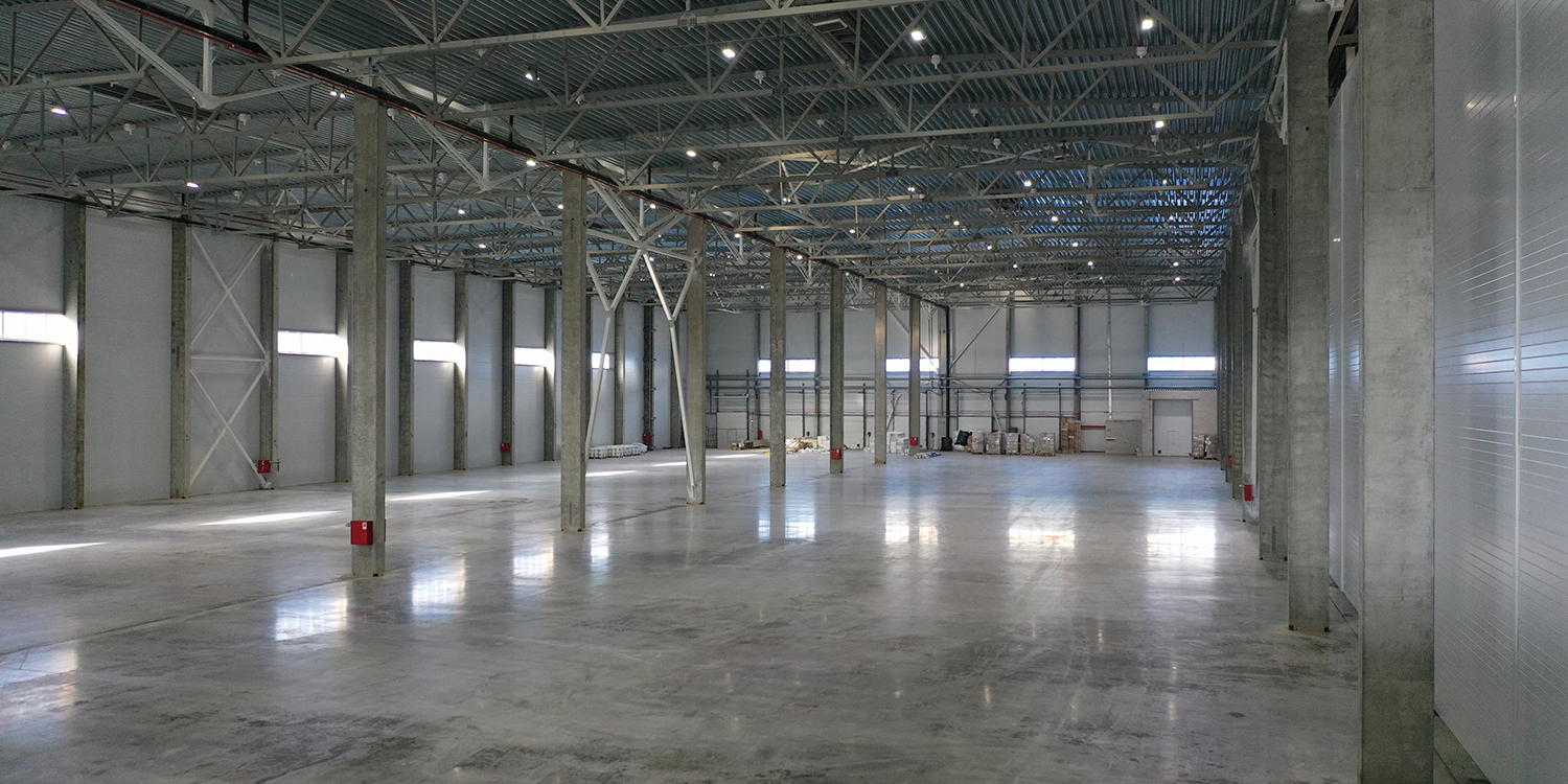 Устройство полов с упрочненных верхним слоем с применением топпинга AF800